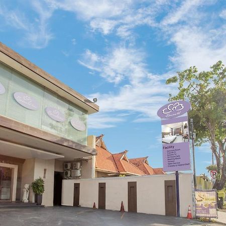 Life Emerald Hotel Surabaya Esterno foto