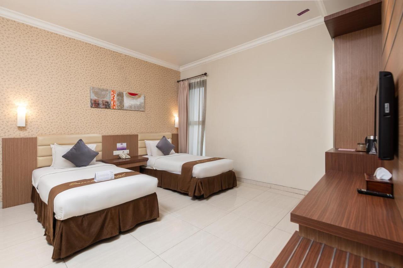 Life Emerald Hotel Surabaya Esterno foto