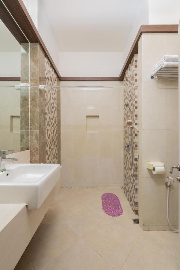 Life Emerald Hotel Surabaya Esterno foto