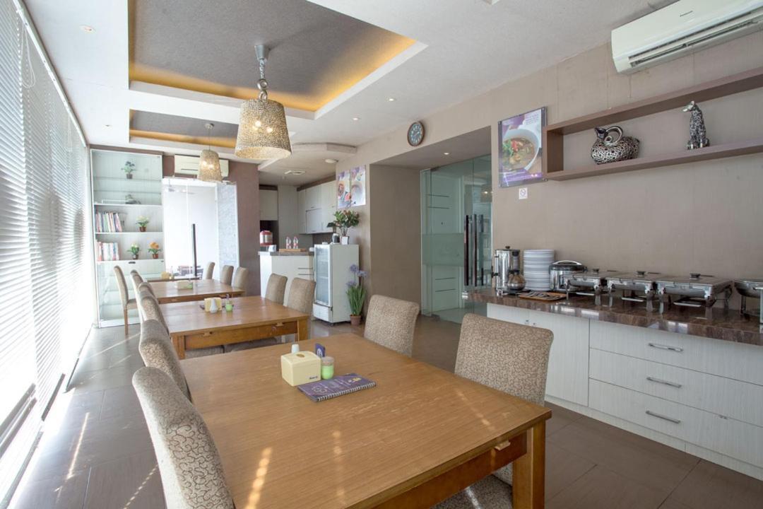 Life Emerald Hotel Surabaya Esterno foto