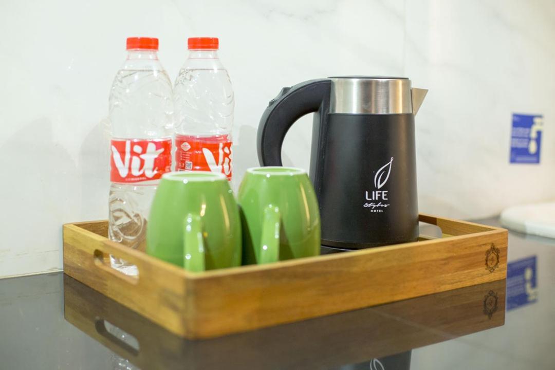 Life Emerald Hotel Surabaya Esterno foto