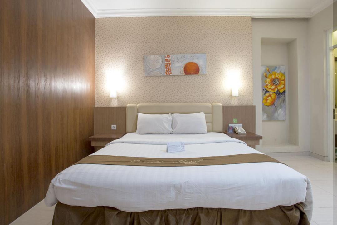 Life Emerald Hotel Surabaya Esterno foto