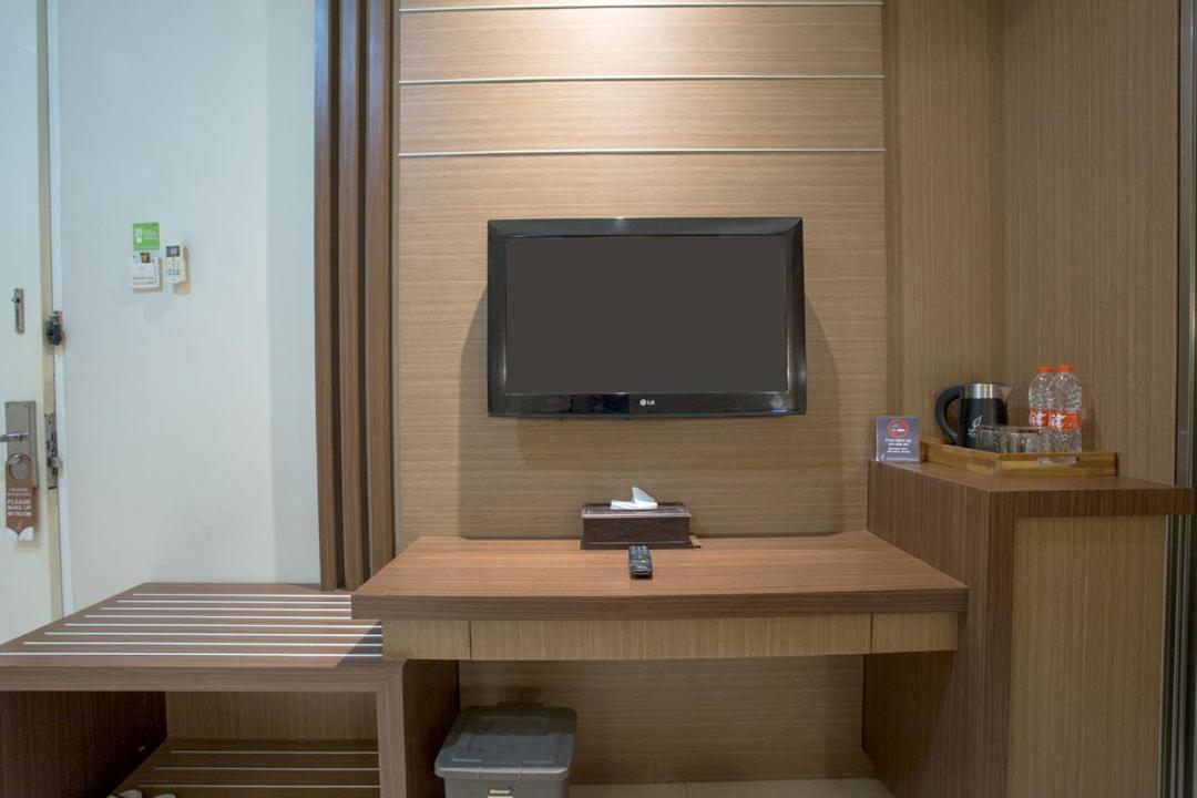 Life Emerald Hotel Surabaya Esterno foto