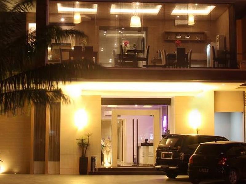 Life Emerald Hotel Surabaya Esterno foto