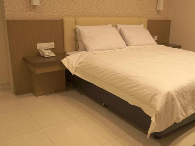 Life Emerald Hotel Surabaya Esterno foto