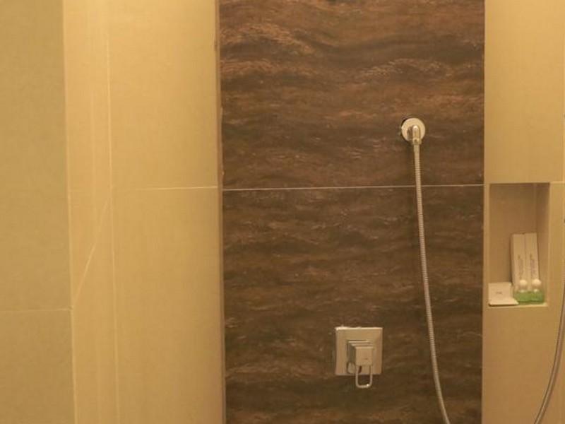 Life Emerald Hotel Surabaya Esterno foto