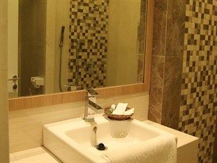 Life Emerald Hotel Surabaya Esterno foto